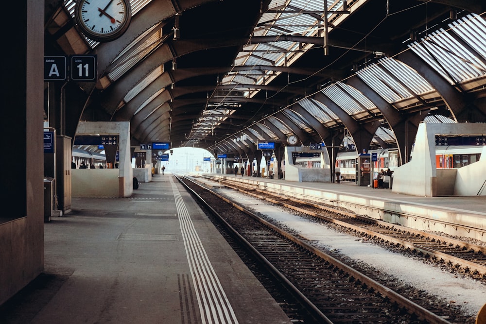 Gare avec rail de train