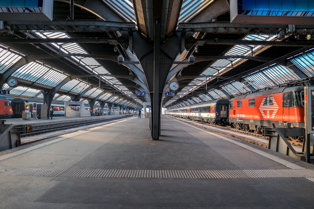 Train rouge et noir sur la gare