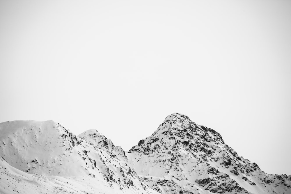 montagne enneigée pendant la journée