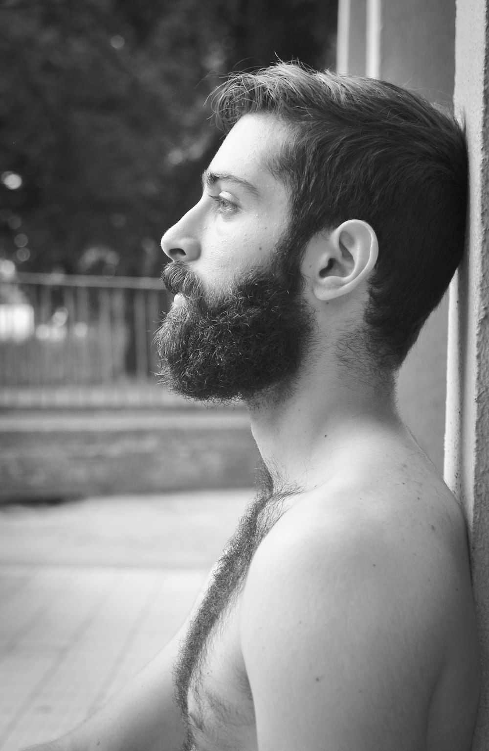 Photo en niveaux de gris d’un homme aux seins nus