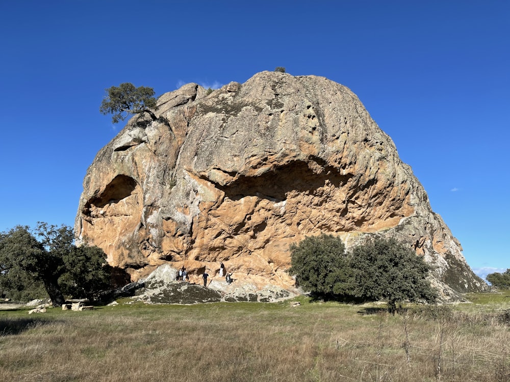 Formazione rocciosa marrone sotto il cielo blu durante il giorno