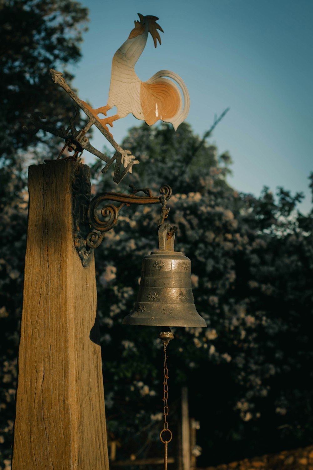 campana de latón en poste de madera marrón