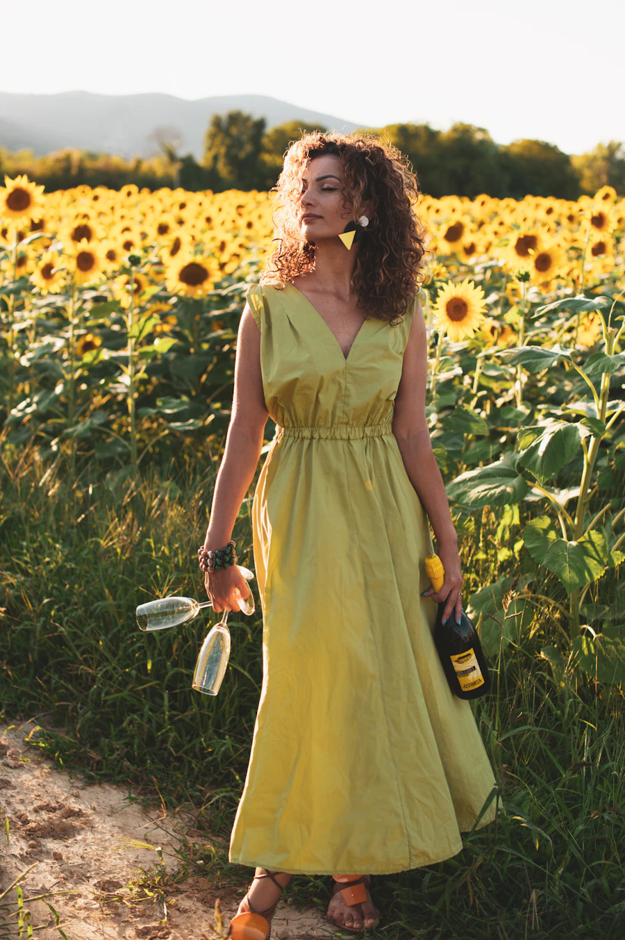Mujer con vestido amarillo en un campo de flores