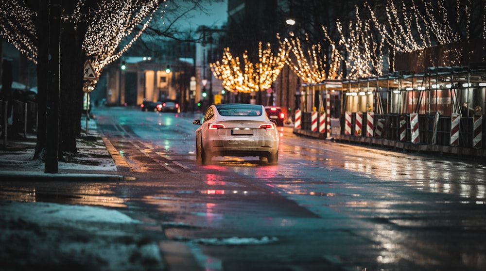 Weißes Auto nachts auf der Straße
