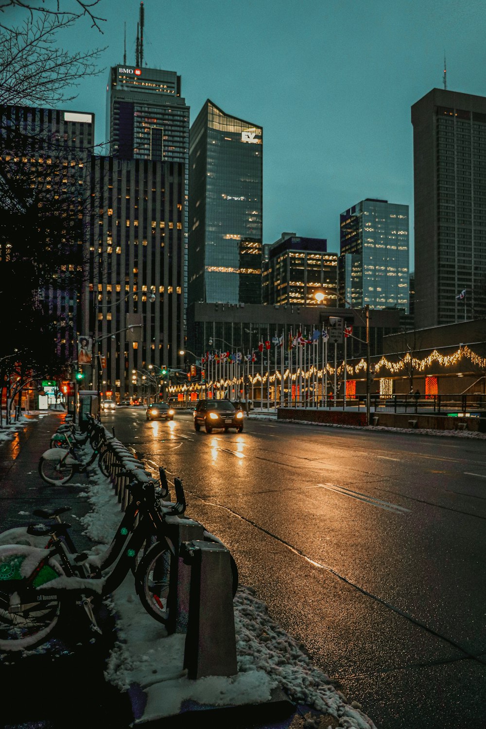 Autos estacionados en estacionamientos cerca de edificios de gran altura durante la noche