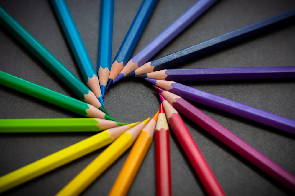 mehrfarbige Bleistifte auf schwarzer Oberfläche