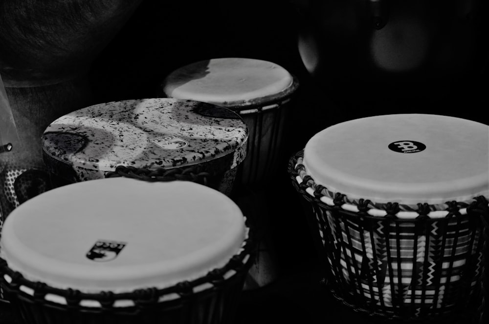 흰색과 검은 색 드럼의 그레이 스케일 사진