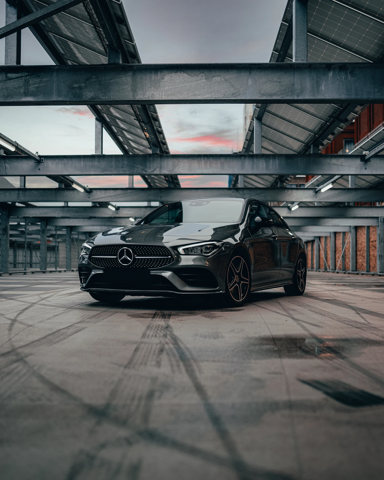 Γκρι Mercedes-Benz σεντάν σε τσιμεντένιο χώρο στάθμευσης