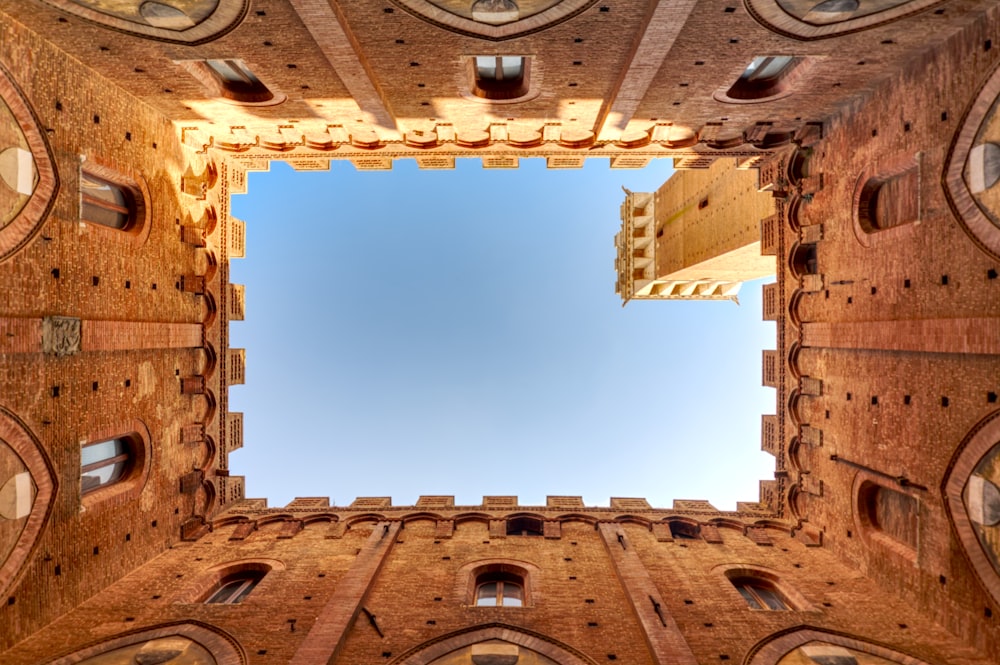 Edificio de hormigón marrón bajo el cielo azul durante el día