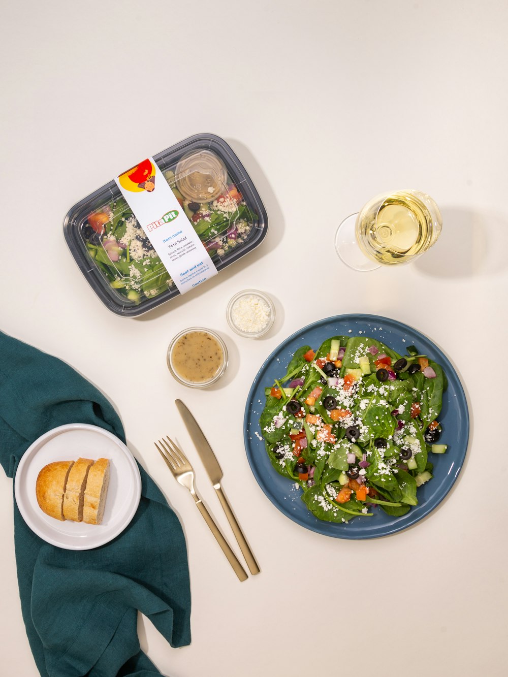 aliments tranchés sur assiette en céramique verte