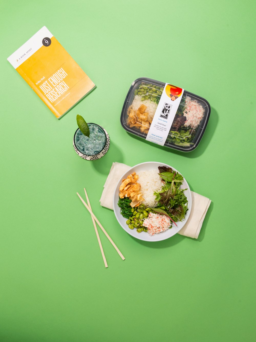 Recipiente de plástico blanco y verde para alimentos en mesa verde