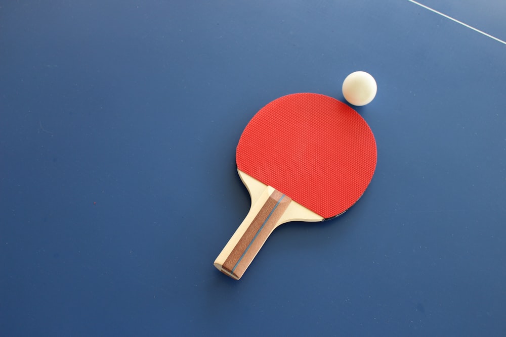 赤と茶色の木製卓球ラケット