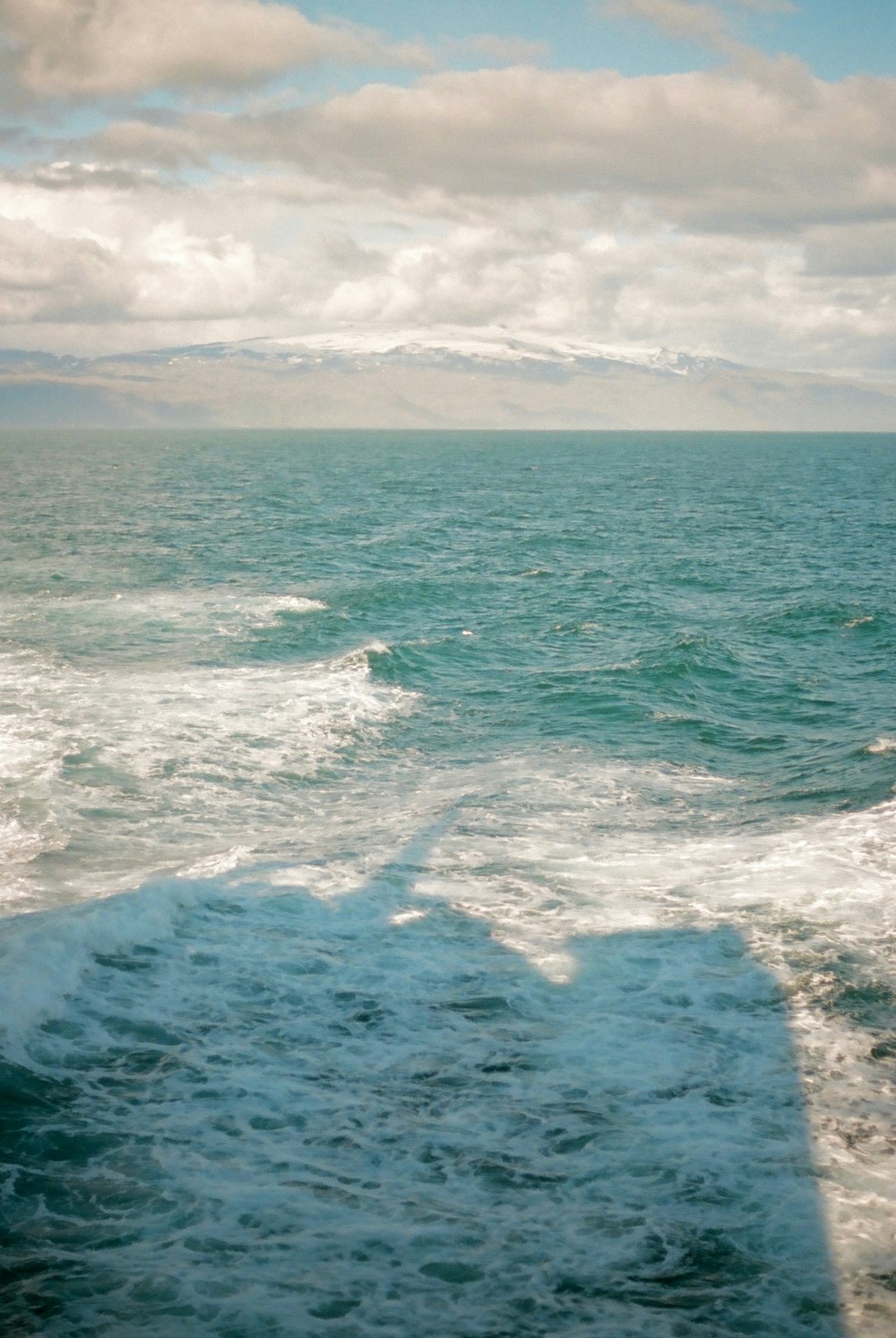 Les vagues de l’océan s’écrasent sur le rivage pendant la journée