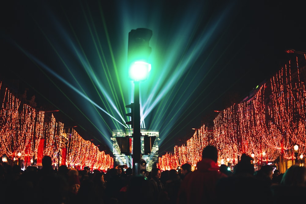 Personnes qui se rassemblent pour un concert pendant la nuit