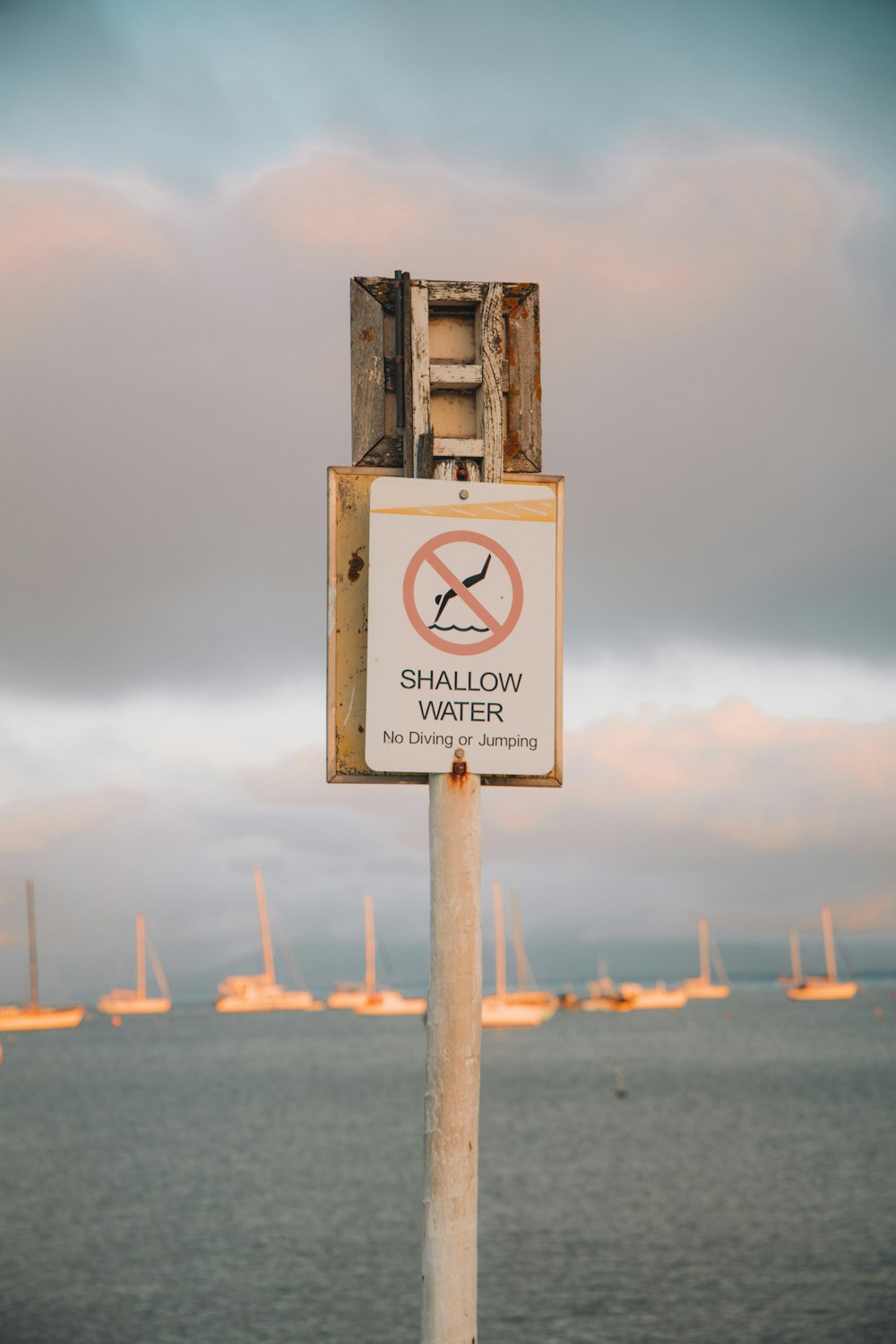 Signalétique en bois brun pendant la journée