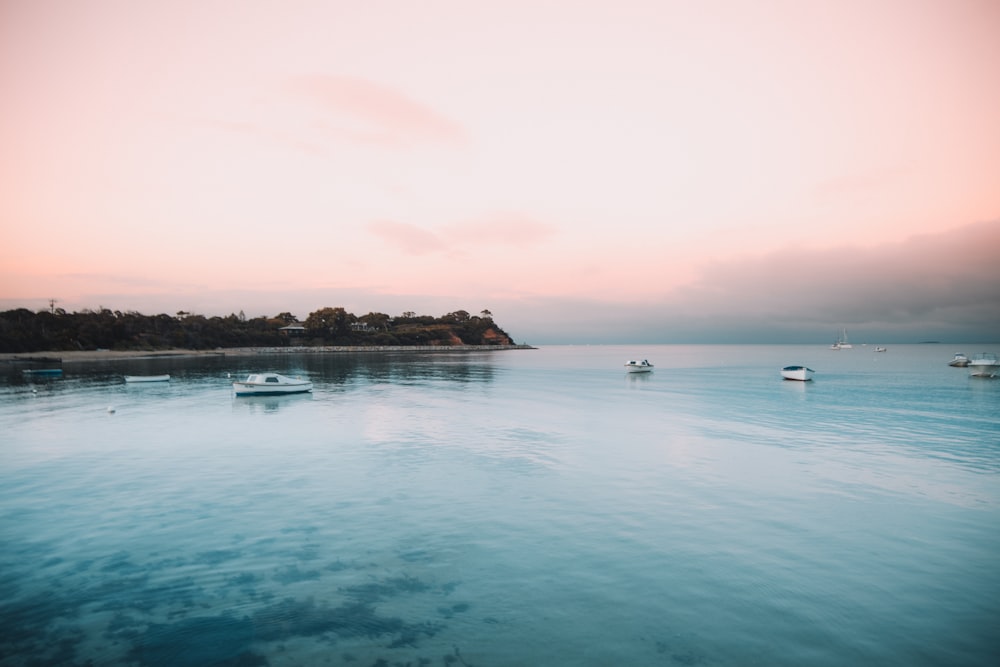 personas que viajan en bote en el mar durante el día