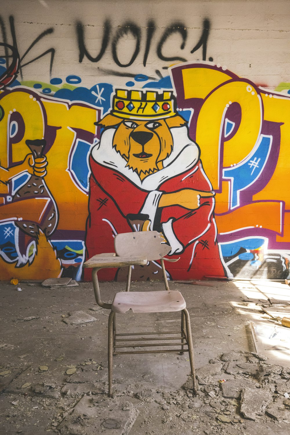 Chaise blanche et grise à côté d'un mur avec graffiti photo – Photo Arte  dei graffiti Gratuite sur Unsplash