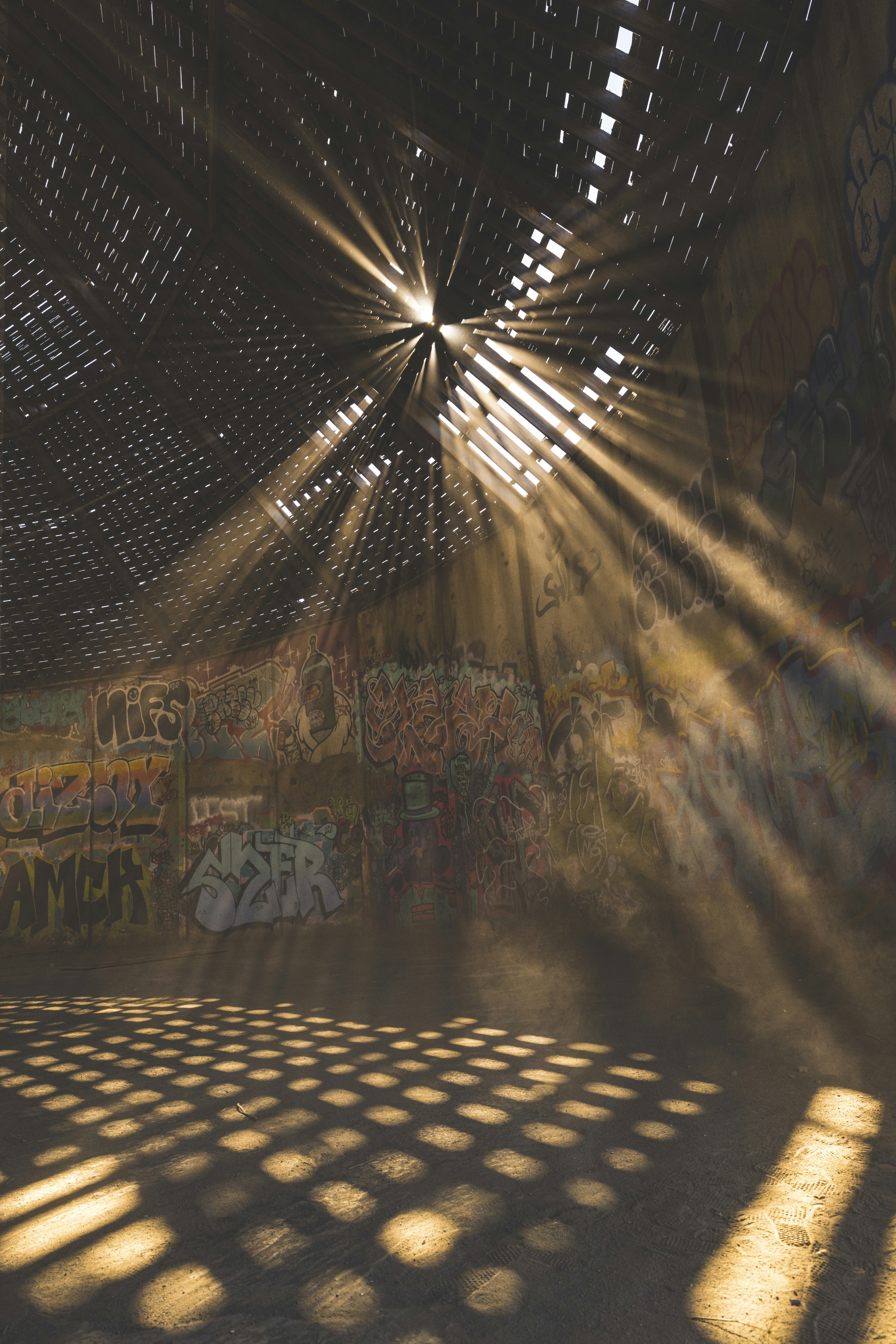 Lampadaire éclairé blanc et marron