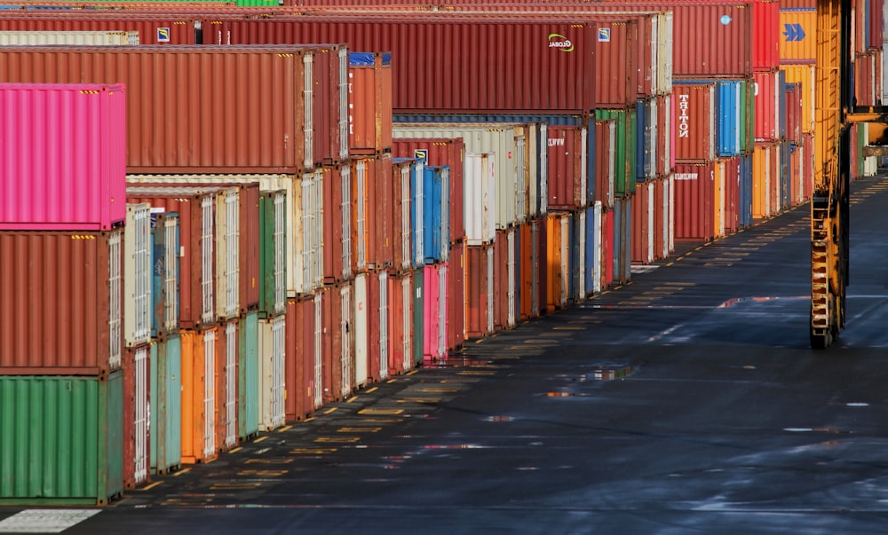 rot-blaue und grüne Holzwand