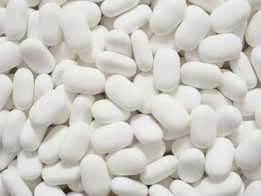 A heap of white oval tablets