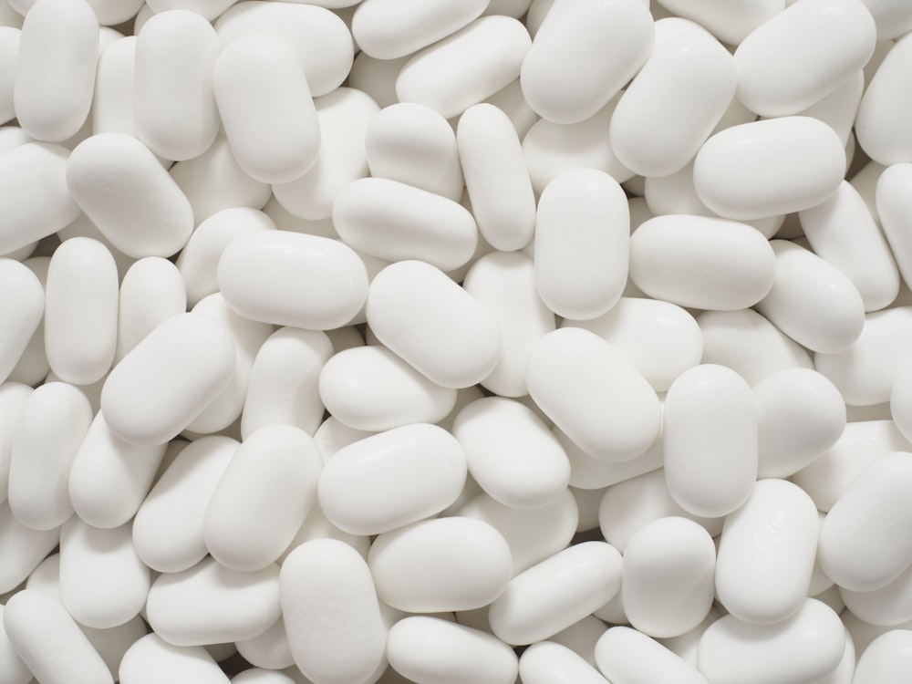 lot de pilules de médicaments ovales blancs