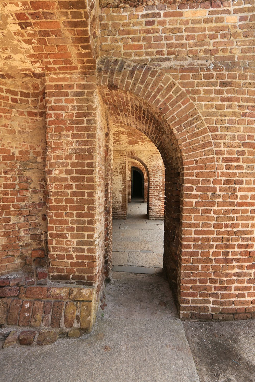 muro di mattoni marroni durante il giorno