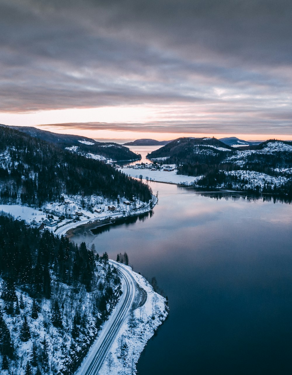 Schneebedeckte Bäume und See tagsüber