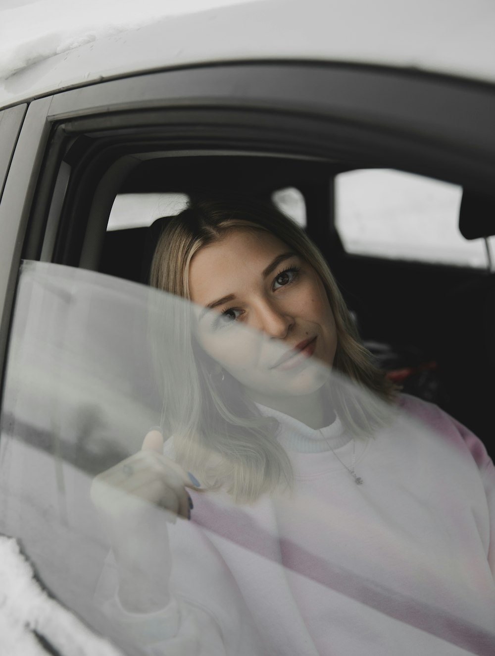 mulher na camisa rosa da manga comprida dentro do carro