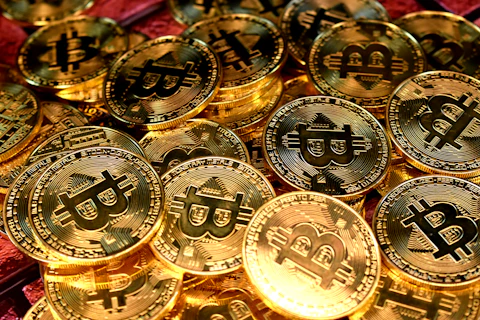 Image d'article pour: Les ETF bitcoin vendent, Saylor achète — qui a raison ?