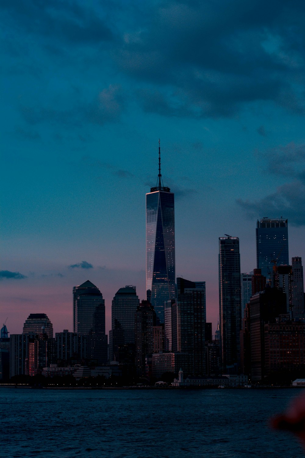 skyline della città sotto il cielo blu durante il giorno