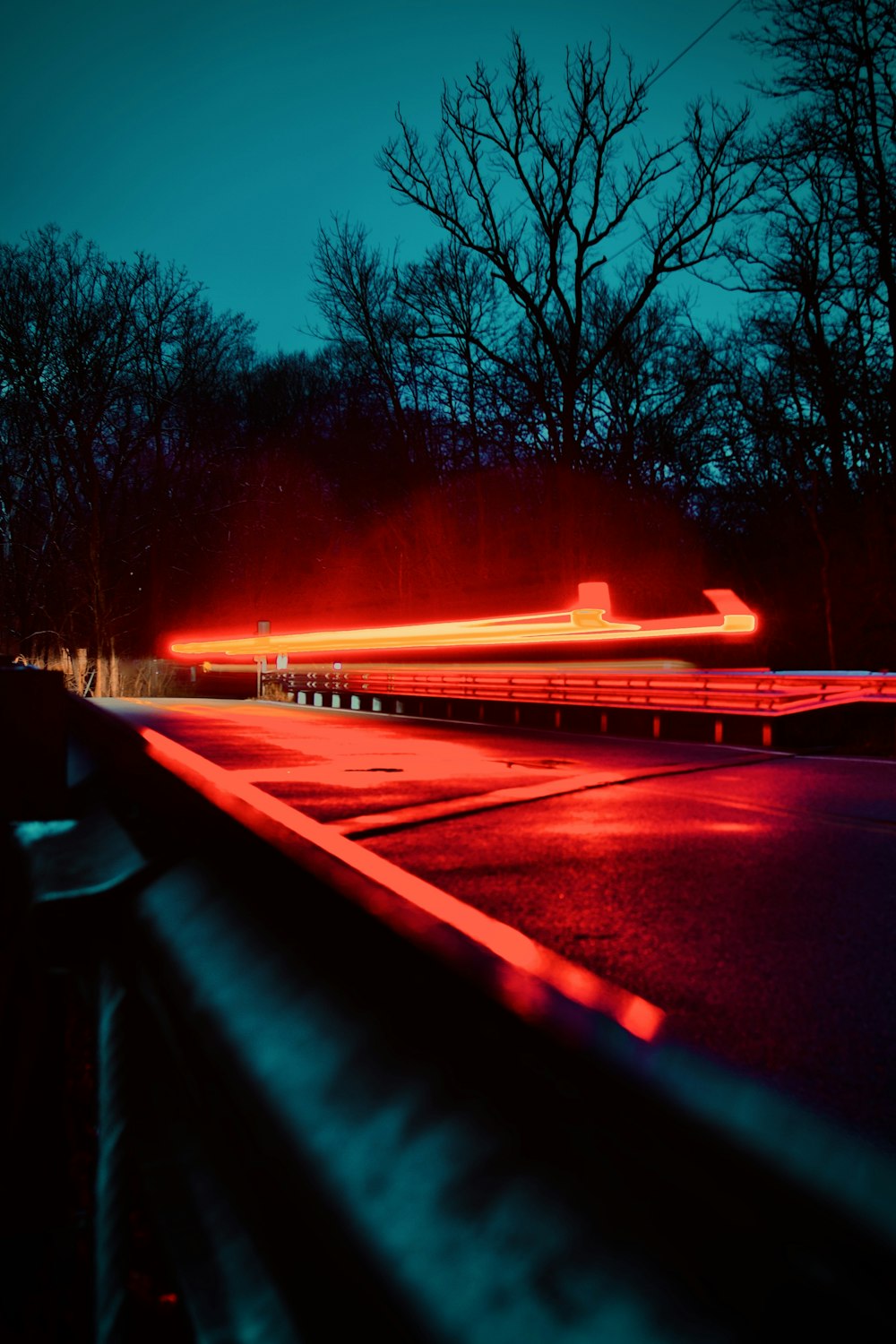 Rotes Licht auf der Straße während der Nachtzeit