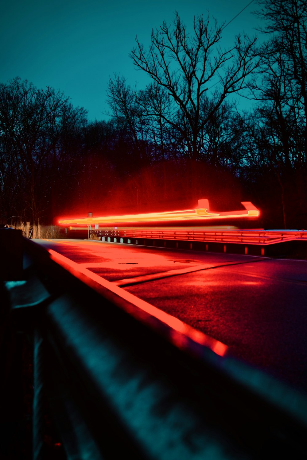 Semaforo rosso sulla strada durante la notte