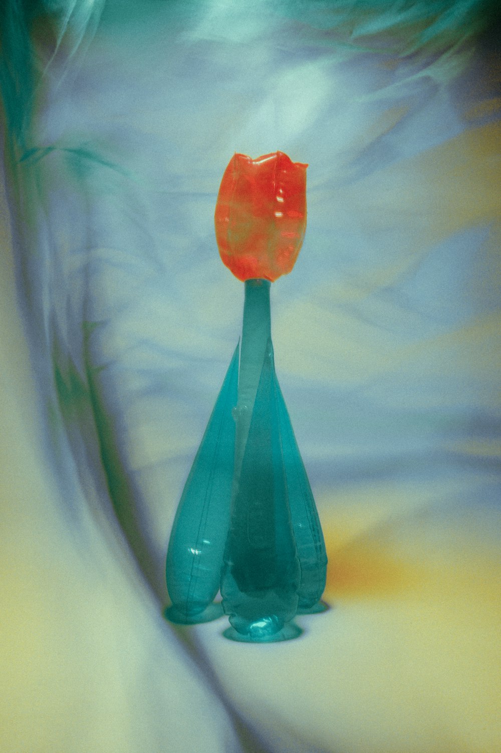 vaso in vetro blu e rosso