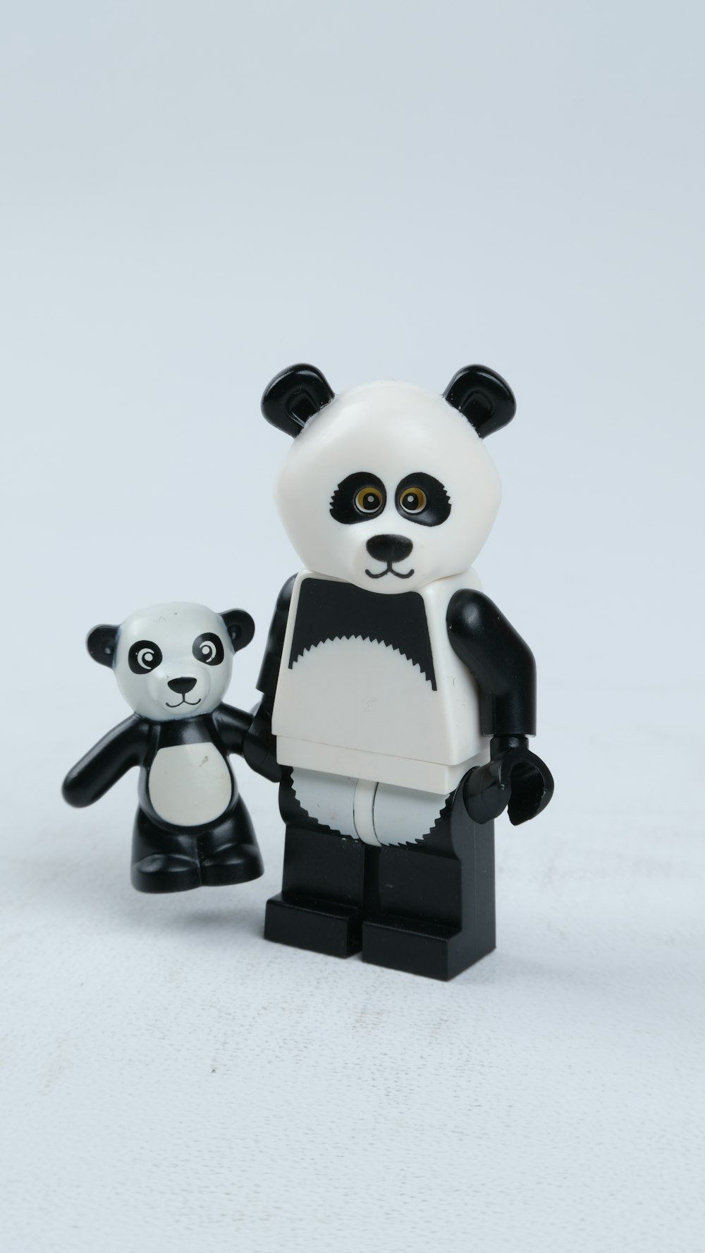 Figura de panda blanco y negro