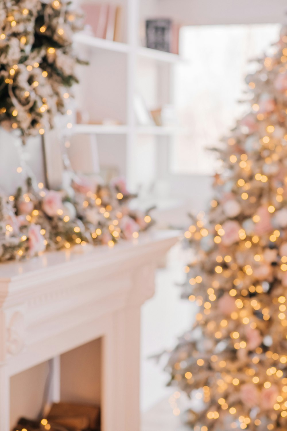 árvore de Natal branca e dourada na mesa de madeira branca