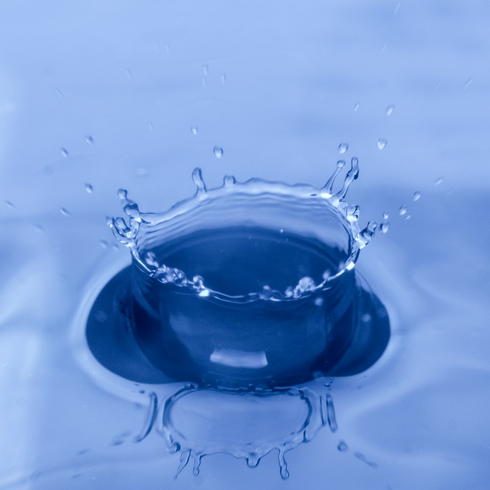 Gota de agua sobre vidrio azul