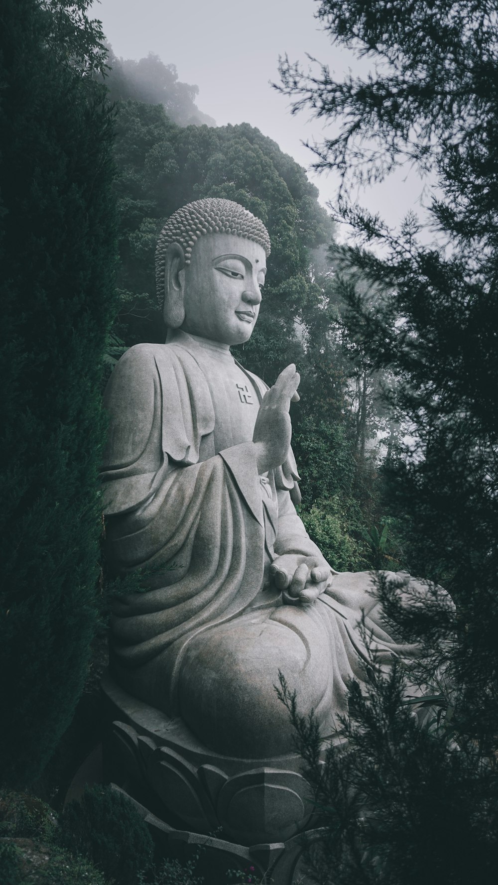 estatua de hormigón gris de un hombre