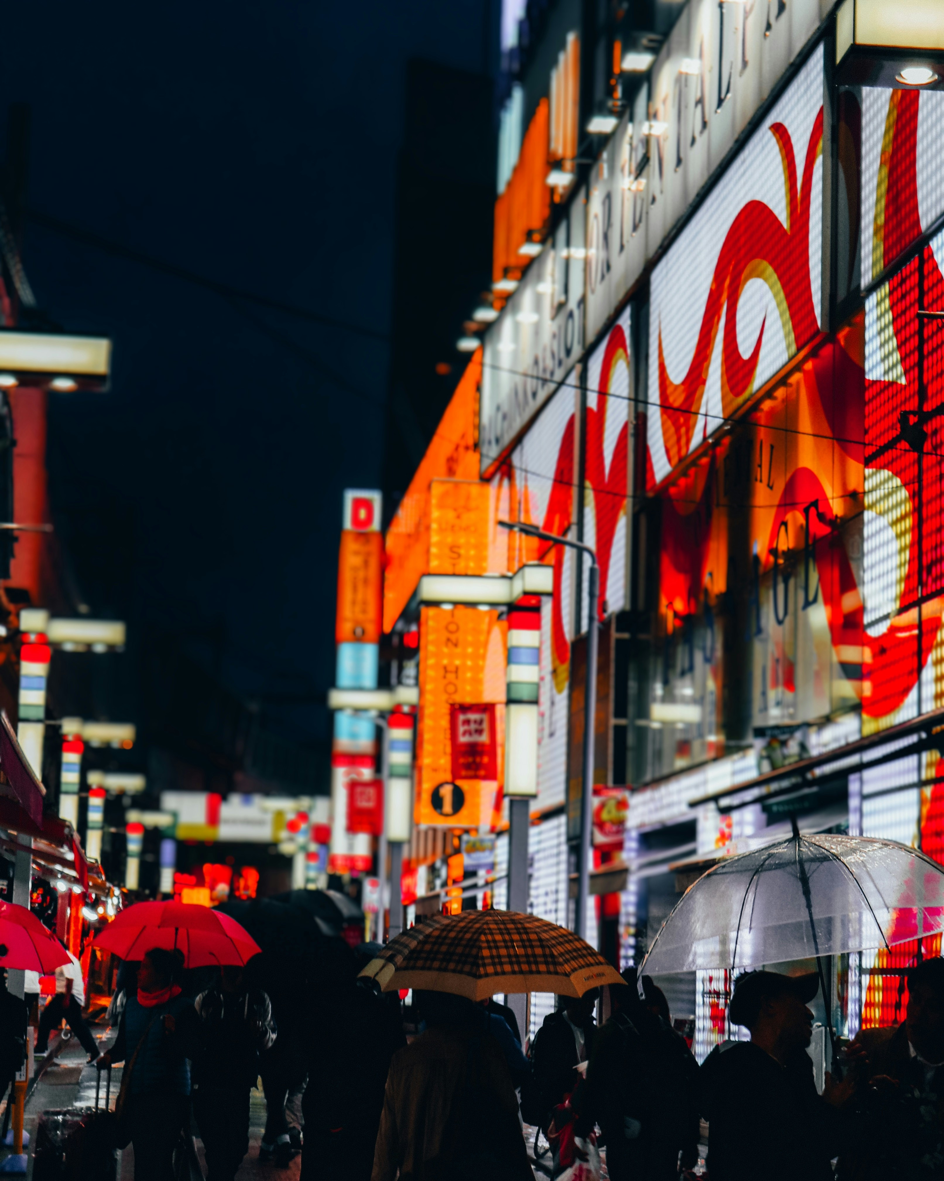 Personas que caminan por la calle durante el día