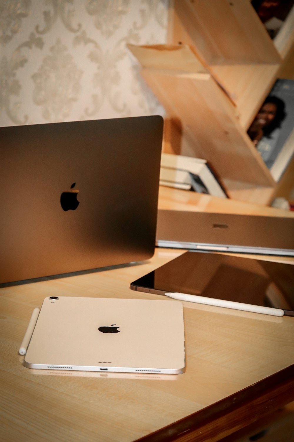 茶色の木製の机の上に銀色のMacBook