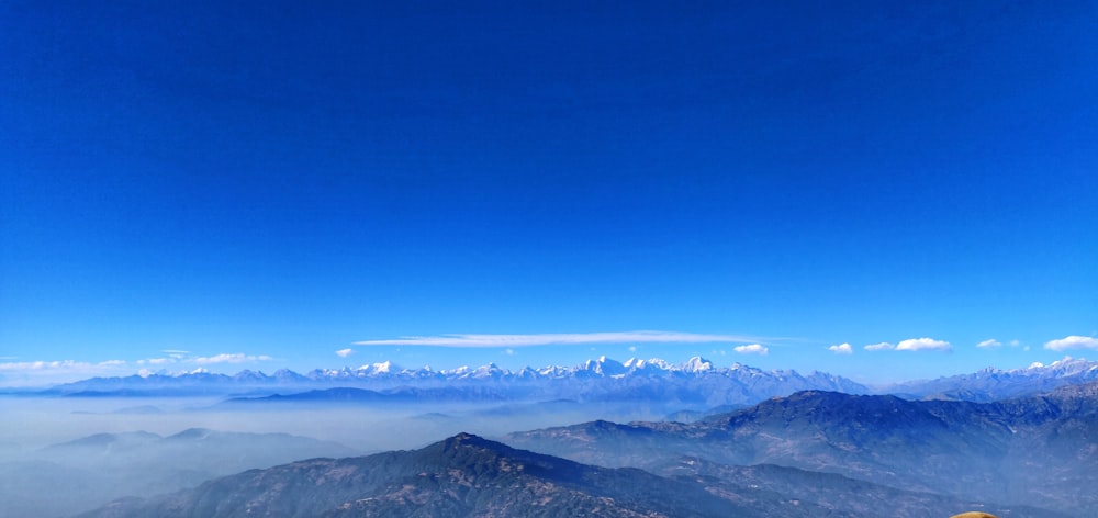 昼間の青空の下での山々の空撮