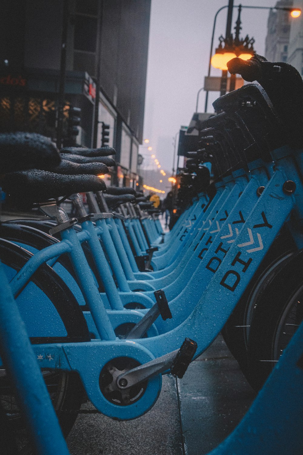 Motocicletta blu e nera su strada durante la notte