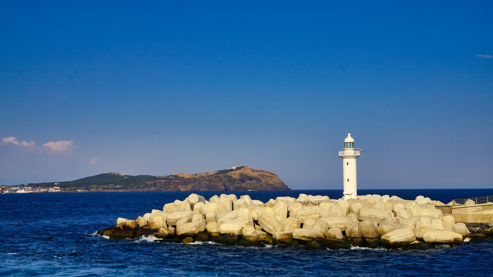 Pantai vulkanik Jeju Island menjadi penutup itinerary alam korea yang menenangkan
