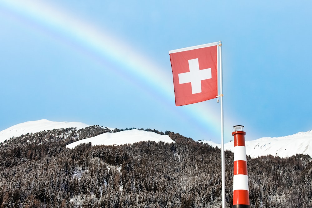 Rot-Weißes Kreuz Flagge auf dem Gipfel des Berges