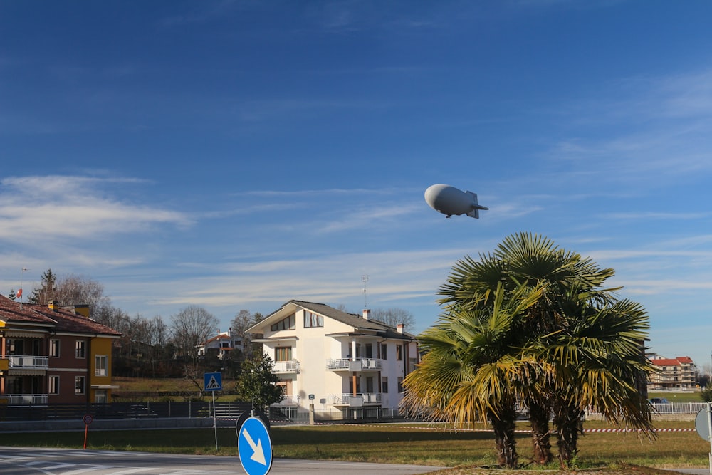 Weißes und braunes Betongebäude in der Nähe von grünen Palmen tagsüber