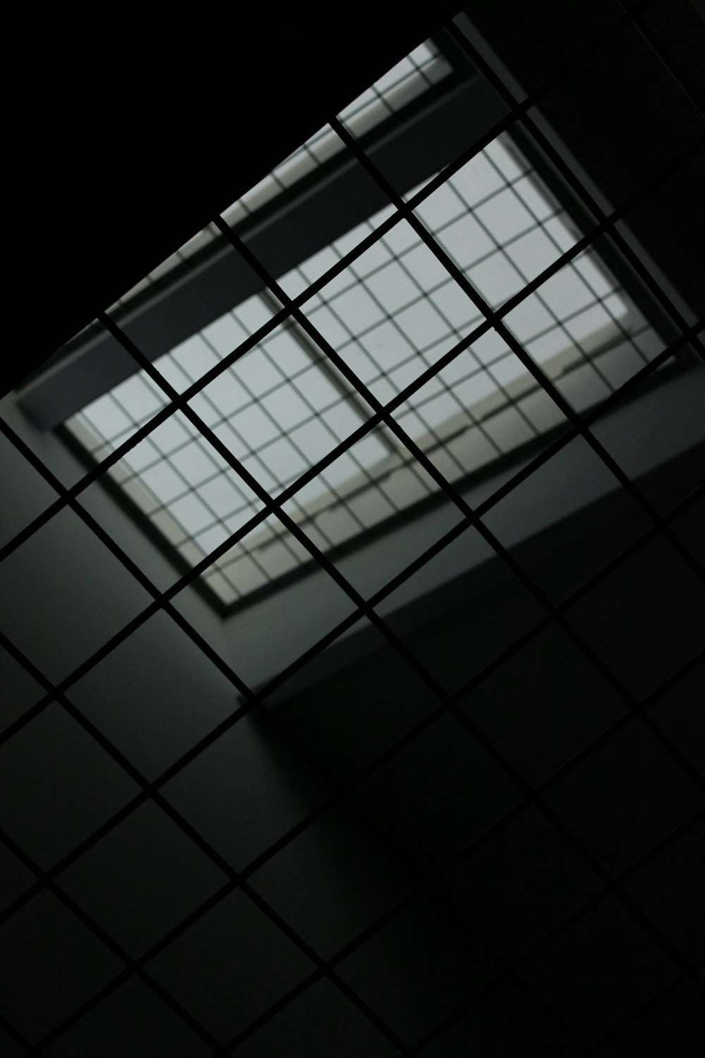 ガラス窓の白黒写真