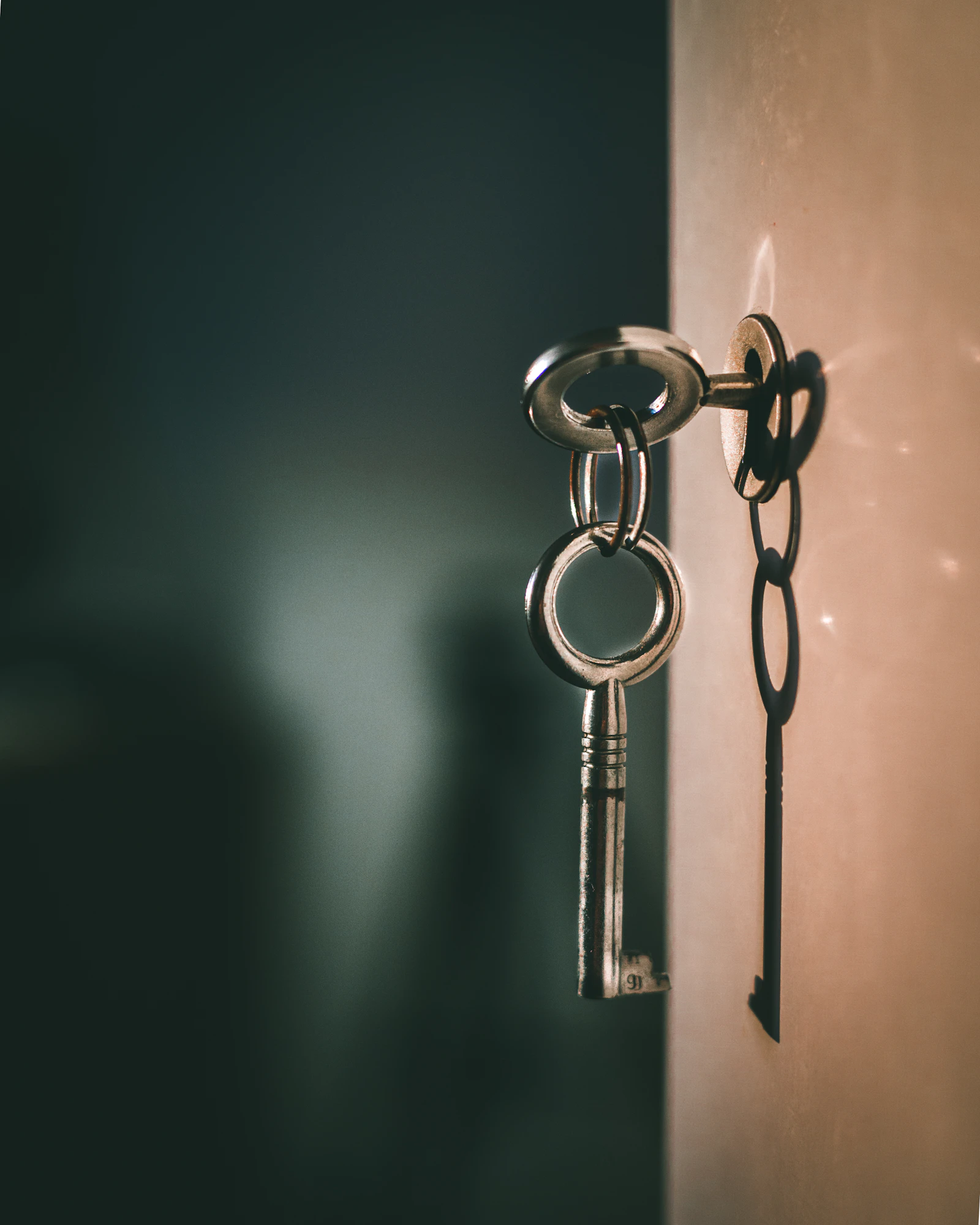 Agente inmobiliario entregando llaves de una vivienda