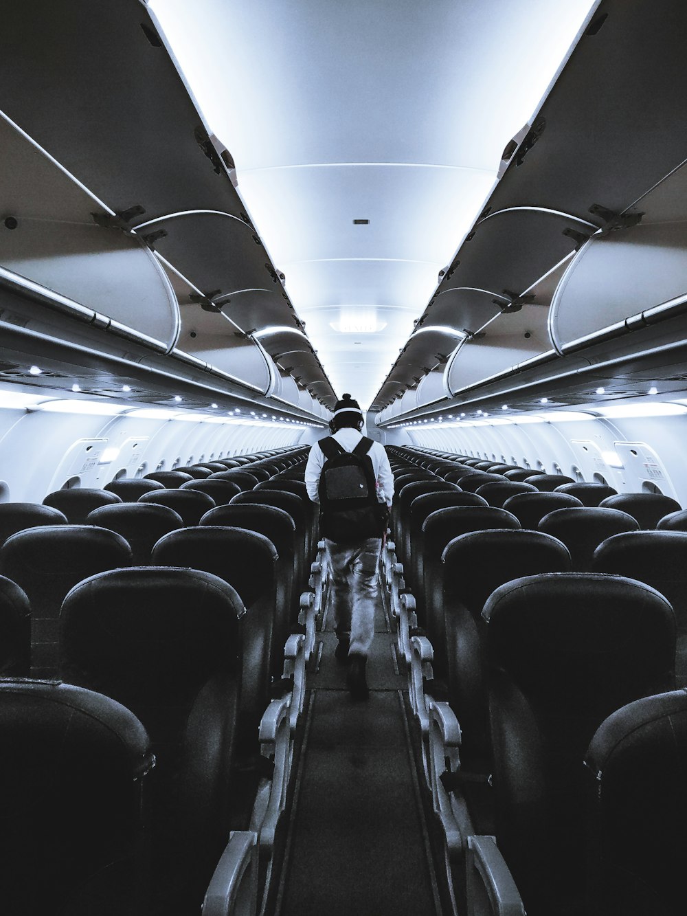 assentos de avião cinza e preto