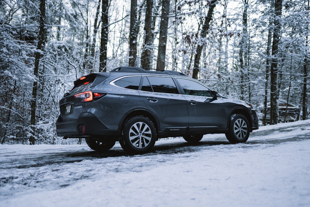 SUV negro en suelo cubierto de nieve