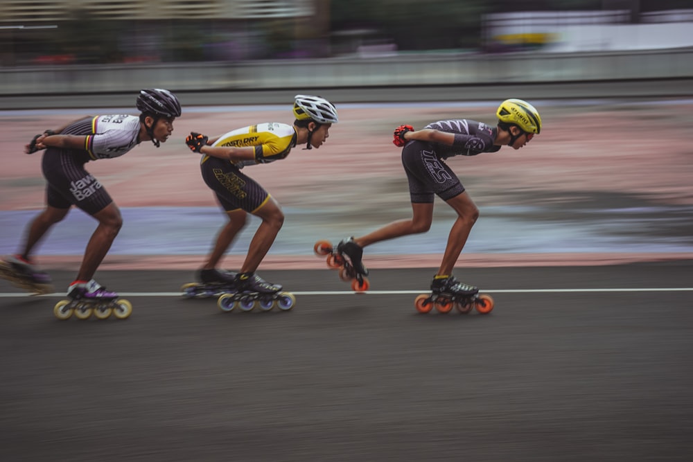 Hombre en camiseta sin mangas azul y casco amarillo montando en motocicleta naranja y negra