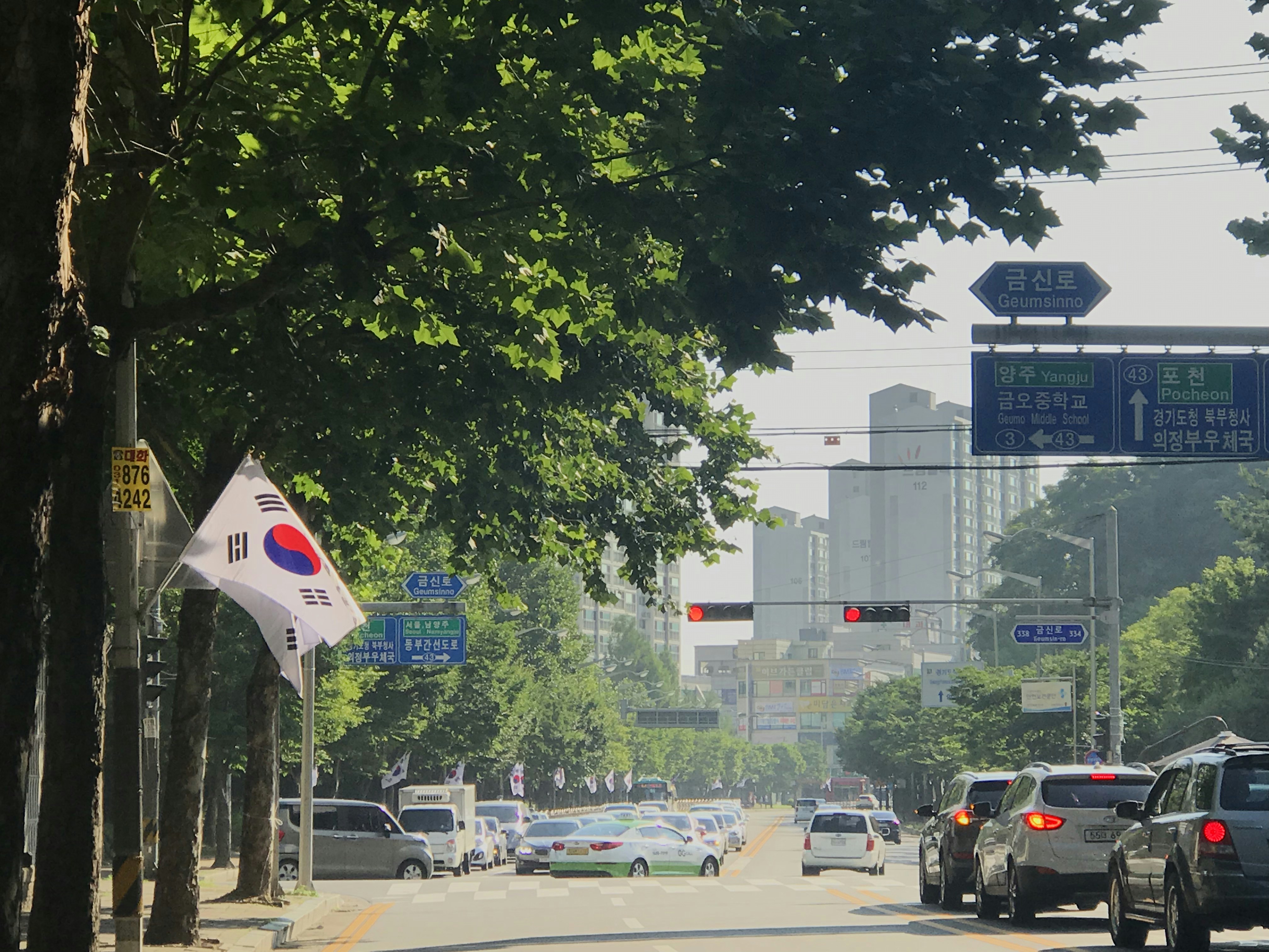 상속세 서류를 보며 고민하는 사람, 세금 폭탄의 부담을 표현